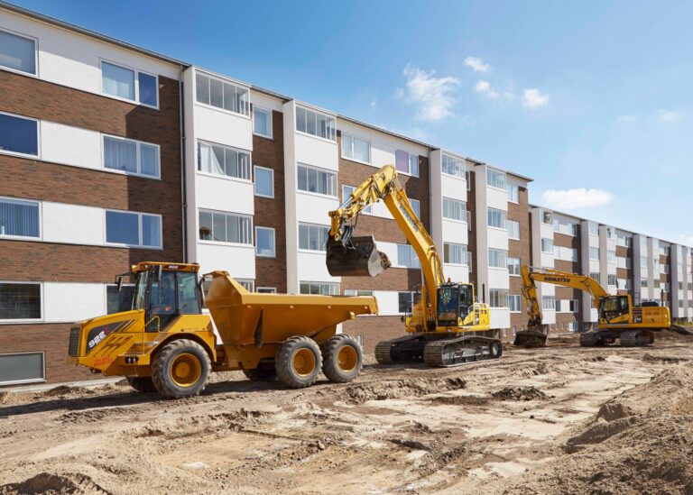 Byggeplads med gravemaskiner og dumper